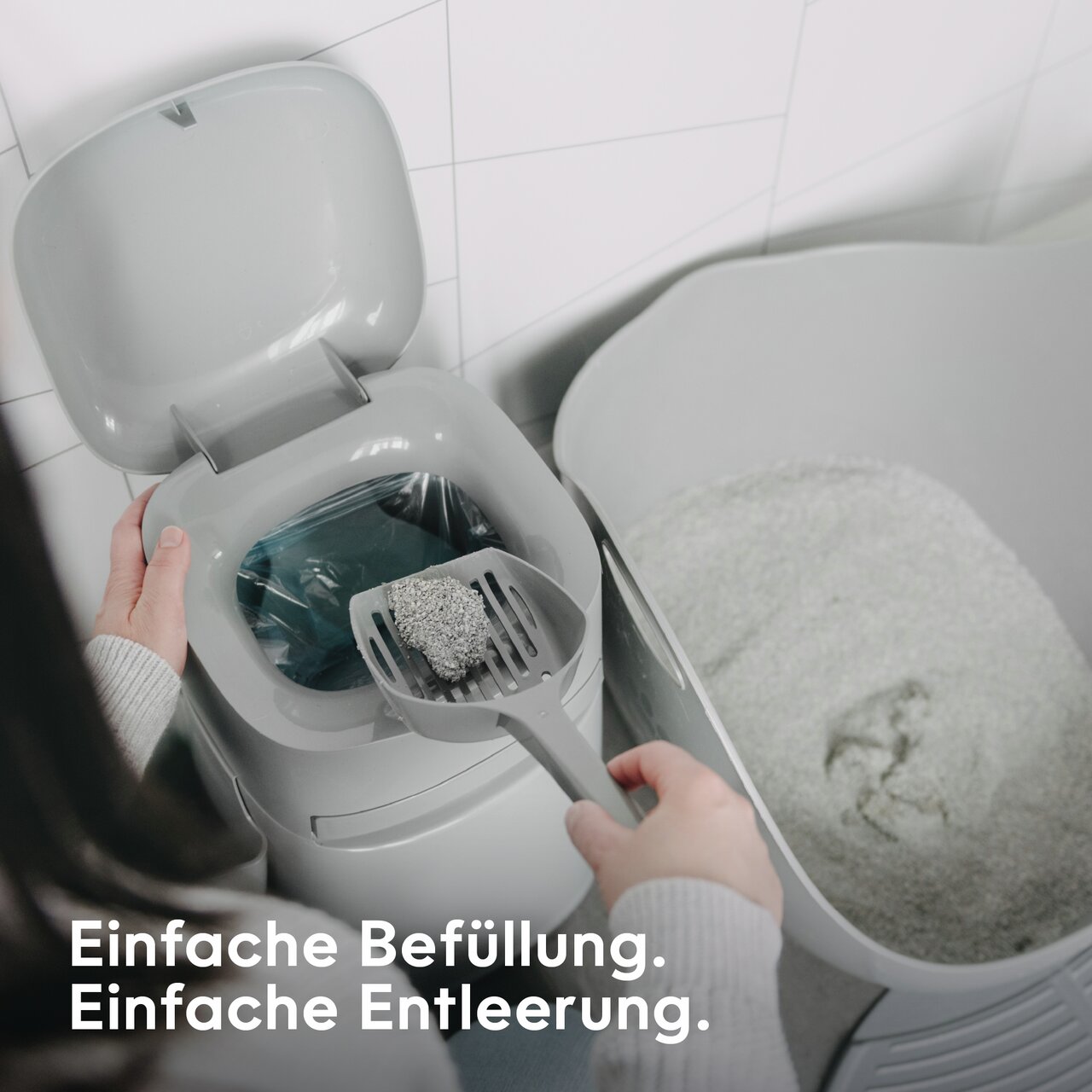 Person verwendet den LitterLocker, einen Abfalleimer für Katzenstreu, mit einfach zu nutzender Befüllungs- und Entleerungstechnologie.