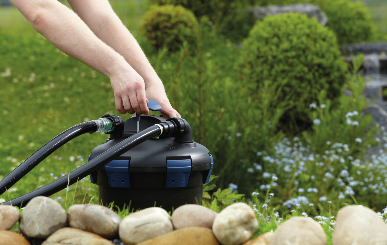 Oase BioPress Set 6000 Teichfilter, für Teiche bis 6000 L, sorgt für klares Wasser durch mech. & bio. Reinigung, inkl. Schläuche.