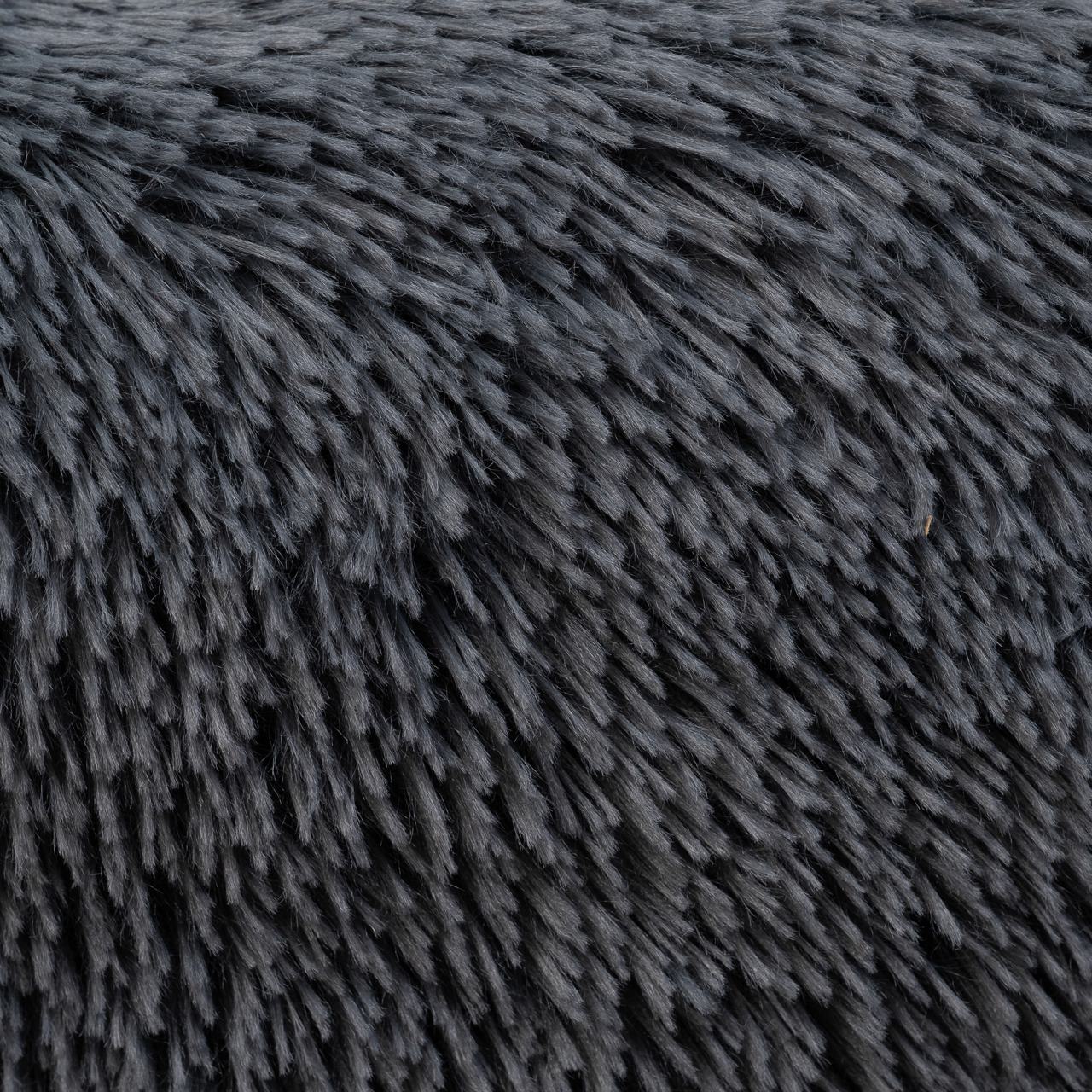 Das Bild zeigt eine Nahaufnahme eines dunkelgrauen, flauschigen Stoffes, der an Kunstfell erinnert. Es handelt sich um ein Produkt der Marke Allpets. Der Stoff könnte für Haustierbetten oder Decken geeignet sein, um Komfort und Wärme zu bieten. Zielgruppe