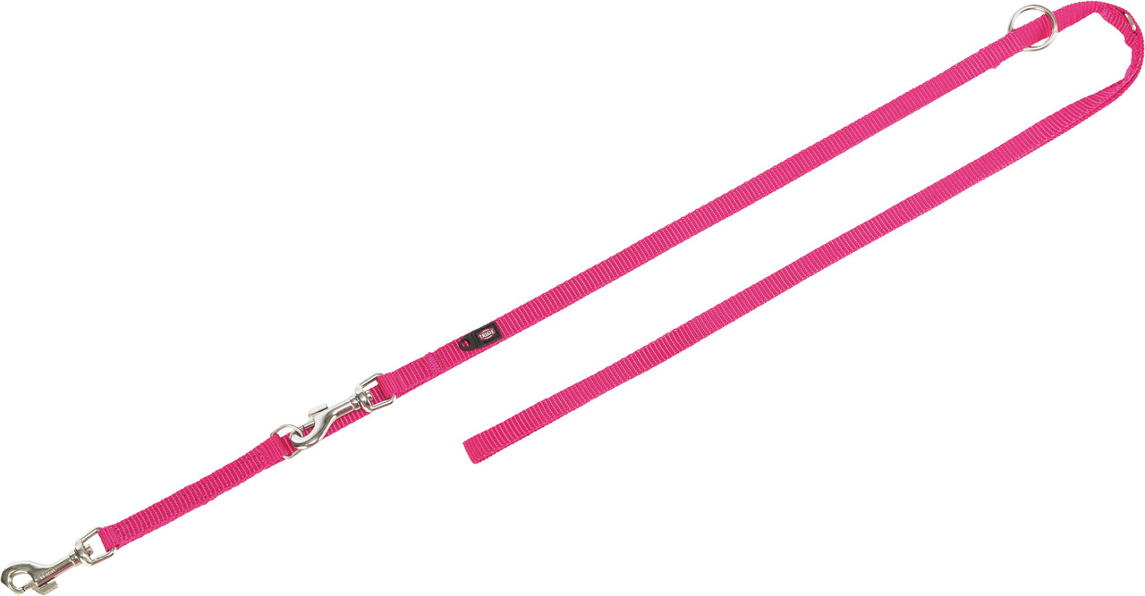 Das Bild zeigt eine pinkfarbene Hundeleine der Marke TRIXIE, geeignet für Hunde. Die Leine besteht aus robustem Nylonmaterial und verfügt über einen stabilen Karabinerhaken aus Metall sowie einen verstellbaren Griff. Sie ist ideal für Spaziergänge und bie