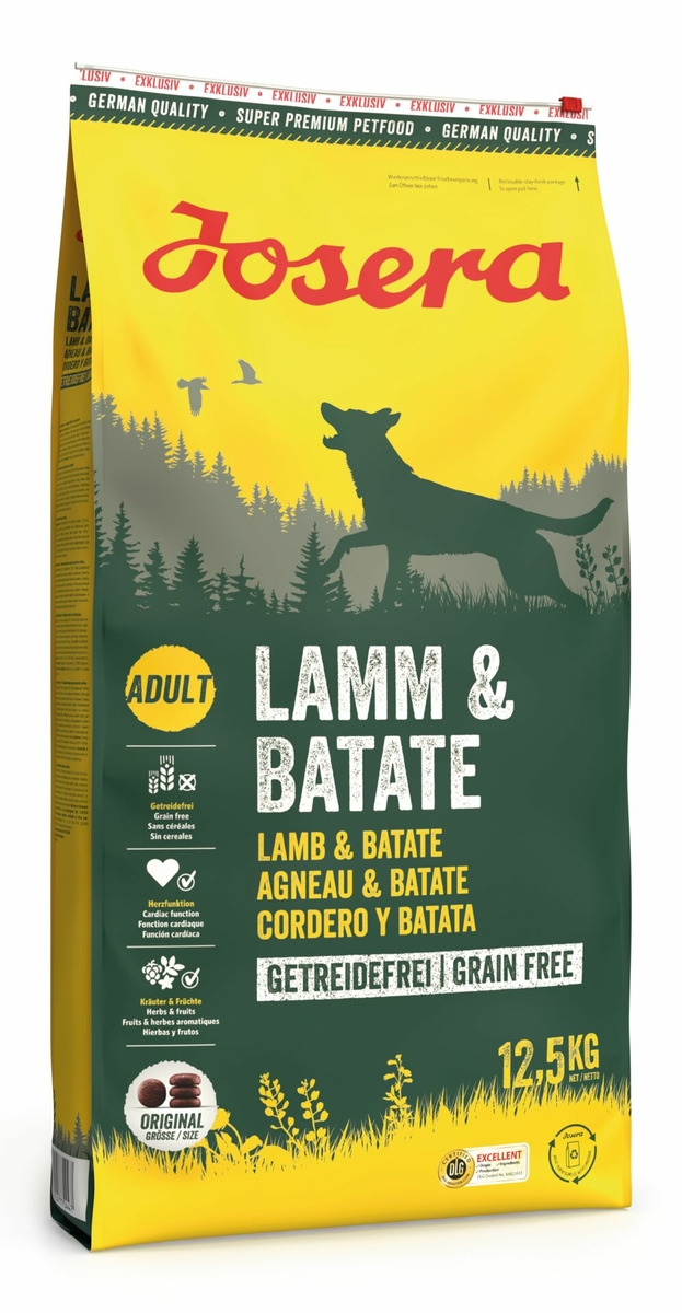 Das Bild zeigt einen gelben 12,5-kg-Sack Josera Hundefutter der Sorte „Lamm & Batate“. Es handelt sich um getreidefreies Premiumfutter für ausgewachsene Hunde (Adult). Die Geschmacksrichtung ist Lamm und Süßkartoffel. Auf der Verpackung sind Werbeaussagen
