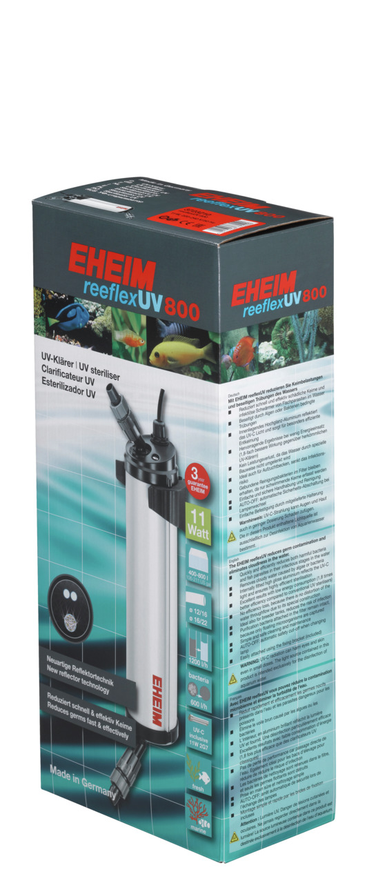 Das Bild zeigt die Verpackung des EHEIM reeflexUV 800, einem UV-Klärer für Aquarien. Zielgruppe sind Aquarienbesitzer, die Wasserqualität verbessern möchten. Das Gerät hat 11 Watt Leistung und reduziert Keime effektiv. Auf der Verpackung sind technische D