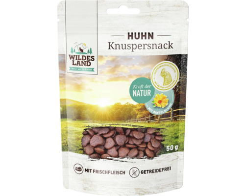 Das Bild zeigt eine Verpackung des Produkts „Wildes Land Huhn Knuspersnack“ für Hunde. Die Tüte enthält 50 g getreidefreie Snacks aus Frischfleisch mit Huhn. Im Hintergrund ist eine idyllische Landschaft mit Sonnenaufgang zu sehen. Auf der Verpackung steh