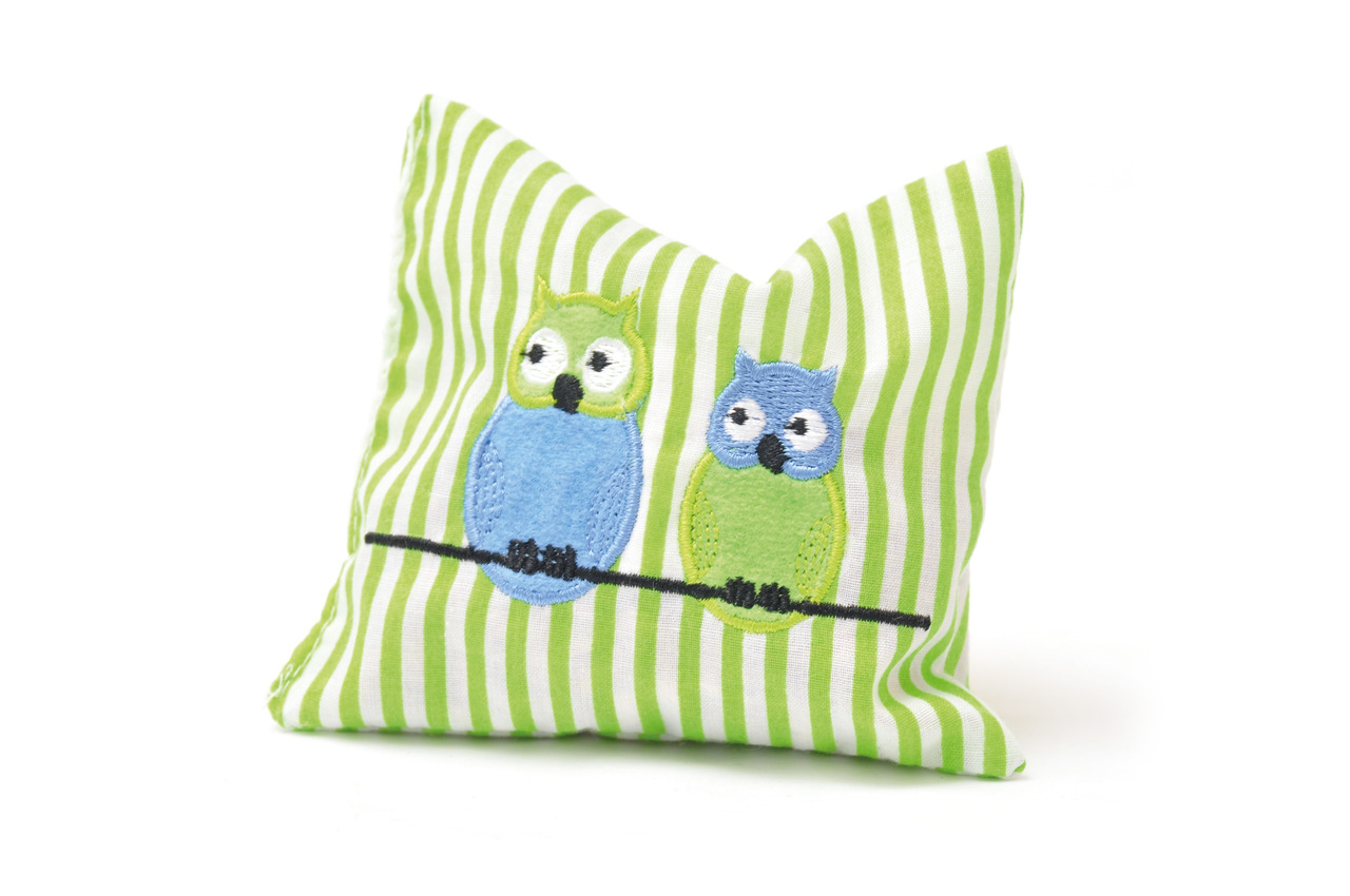 Aumüller Katzenspielkissen "Eulen" für Katzen, mit Katzenminze, grün-weiß gestreift, 2 gestickte Eulen, fördert Spielfreude.