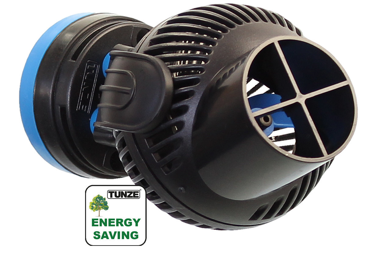 Das Bild zeigt die TUNZE Strömungspumpe mit der EAN 4025167602504. Diese energieeffiziente Pumpe ist für Aquarien konzipiert und zeichnet sich durch ihr kompaktes Design und ihre hohe Leistung aus. Der schwarze Rotor mit blauen Akzenten sorgt für eine opt