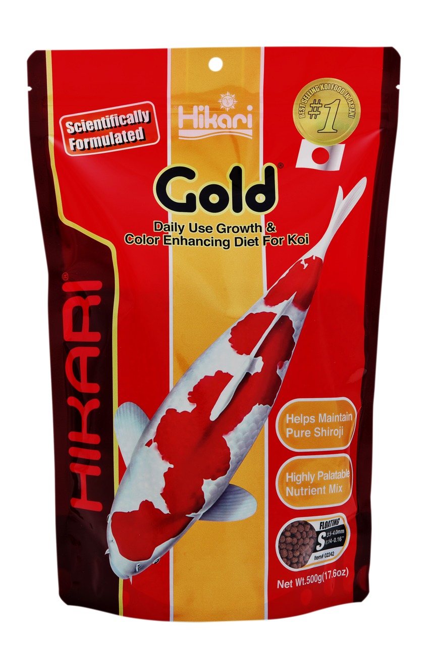 Das Bild zeigt eine rote Verpackung des Produkts „Hikari Gold“, ein hochwertiges Fischfutter für Koi. Die Zielgruppe sind Koi-Besitzer, die das Wachstum und die Farbintensität ihrer Fische fördern möchten. Die Verpackung enthält 500 g schwimmende Pellets,