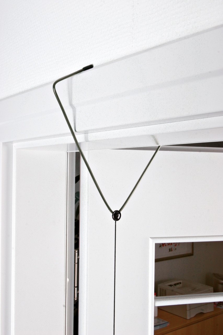 TRIXIE Katzenspielzeug Türhänger, interaktives Spielzeug f. Katzen, fördert Aktivität/Spieltrieb, ideal innen, m. elast. Schnur.