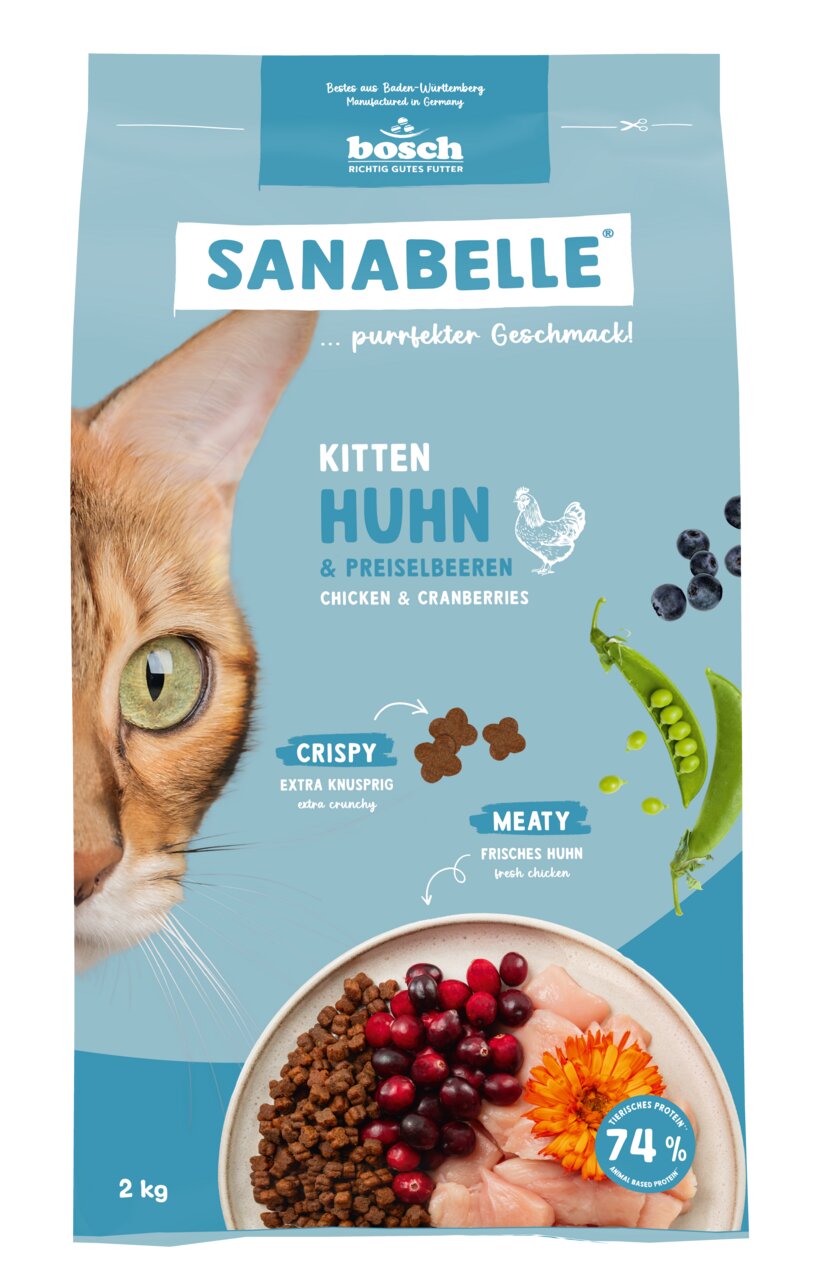 Das Bild zeigt eine Verpackung des Katzenfutters „Sanabelle Kitten Huhn & Preiselbeeren“ der Marke Bosch. Es ist speziell für junge Katzen (Kitten) entwickelt. Die Geschmacksrichtung ist Huhn mit Preiselbeeren. Die Verpackung enthält 2 kg Futter, das 74 %