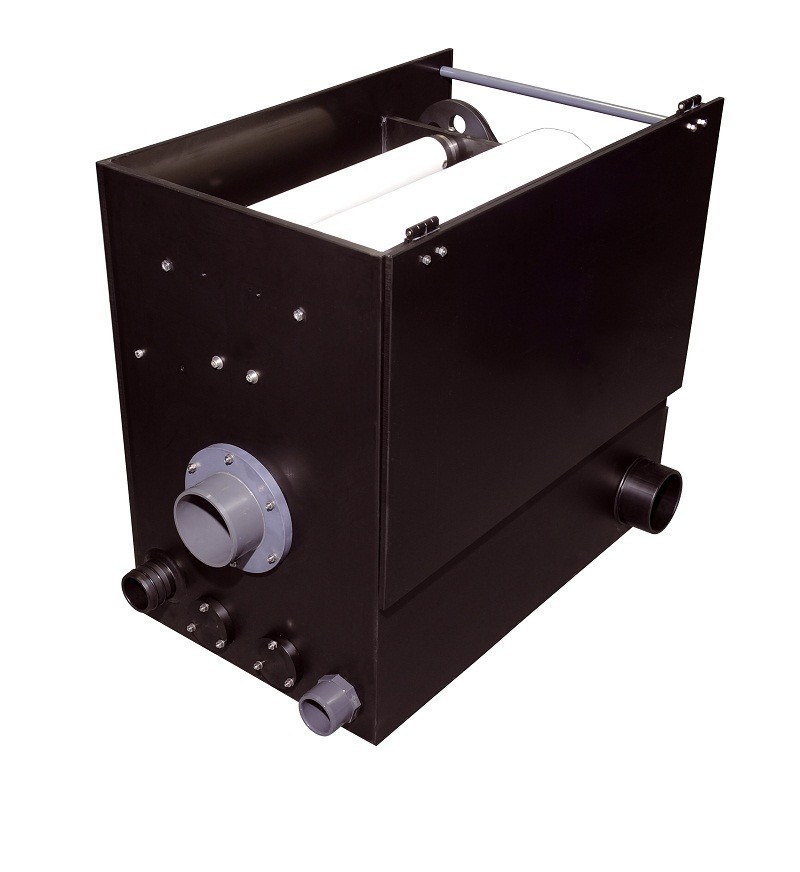 Das Bild zeigt einen Genesis Trommelfilter, Modell EVO3/500, ein hochwertiges Filtersystem für Teiche und Aquarien. Der schwarze Filterkasten besteht aus robustem Material und verfügt über mehrere Anschlüsse für Zu- und Abläufe. Das Gerät ist speziell für