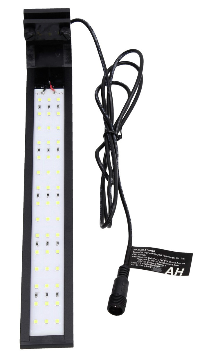 Das Bild zeigt die Chihiros LED-Aquarienleuchte, ein hochwertiges Beleuchtungssystem für Aquarien. Die schwarze Leuchte ist länglich und mit mehreren LED-Lampen ausgestattet, die gleichmäßig angeordnet sind. Ein Kabel mit Stecker ist sichtbar, was auf ein