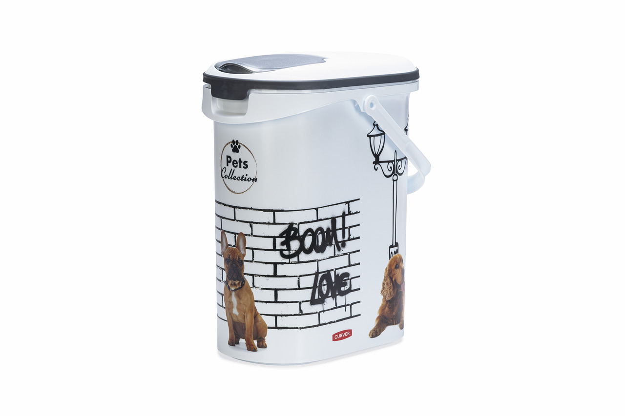 Curver Futterbehälter „Pets Collection“, 10L, modernes Design mit Ziegelwand, Laterne, Boxer & Cockerspaniel, für Hundebesitzer.