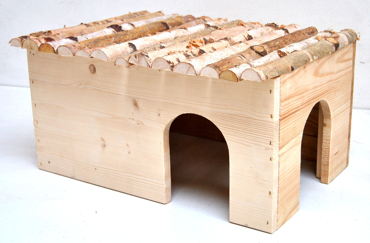 Kleintierhaus „Ollesch“, Holzhaus für Kaninchen-Meerschweinchen, Dach aus Holzästen, 2 Eingänge, artgerecht, EAN 4038964220819.