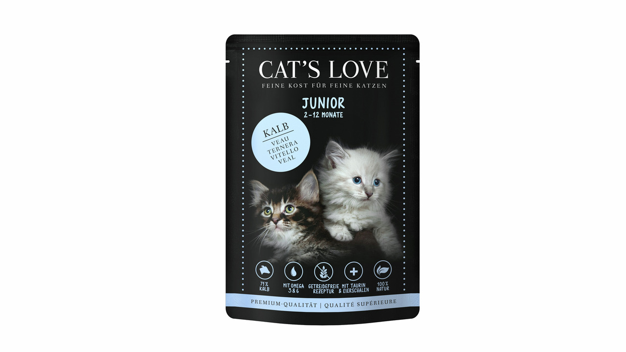 Das Bild zeigt eine schwarze Verpackung des Katzenfutters „Cat's Love Junior“ für junge Katzen im Alter von 2 bis 12 Monaten. Die Geschmacksrichtung ist Kalb, mit einem Fleischanteil von 71 %. Das Produkt ist getreidefrei, enthält Taurin sowie Omega-3- un