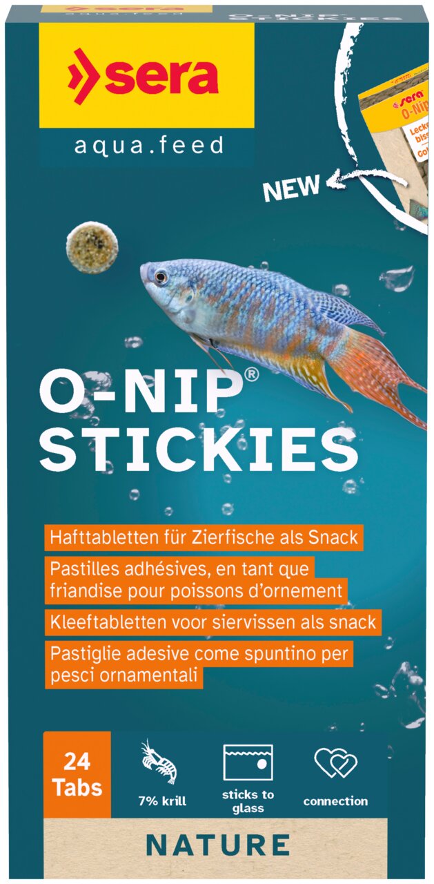 sera O-Nip Nature, Fischfutter f. Zierfische, 24 Tabletten (16 g), mit Mückenlarven, Krill & Tubifex, haftet an Aquarienscheibe.