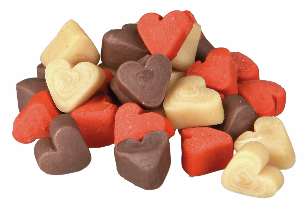 Ein Stapel herzförmiger Hundesnacks der Marke TRIXIE in den Farben Braun, Rot und Beige. Die Leckerlis sind für Hunde geeignet und bieten eine schmackhafte Belohnung. Sie sind in verschiedenen Geschmacksrichtungen erhältlich und ideal für das Training ode