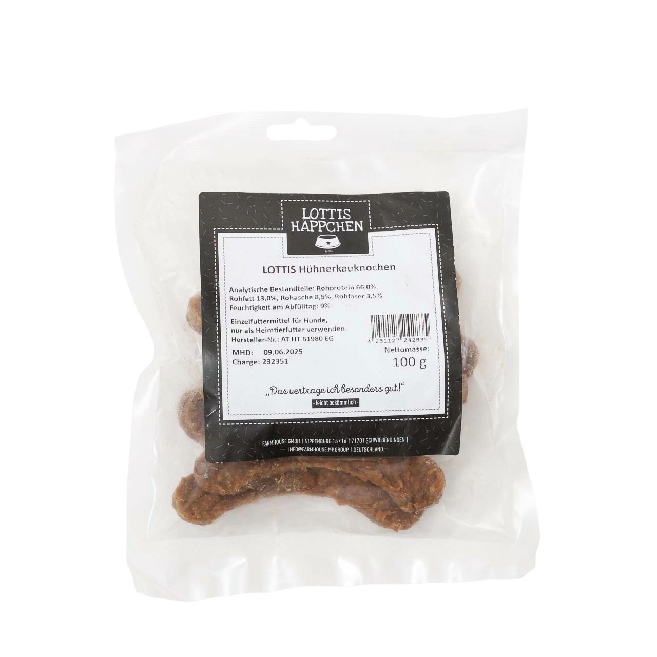 Das Bild zeigt eine transparente Verpackung mit dem Produkt „Lottis Häppchen Hühnerkauknochen“. Es handelt sich um ein Einzelfuttermittel für Hunde. Die Zielgruppe sind Hundehalter. Die Geschmacksrichtung ist Huhn. Die Nettofüllmenge beträgt 100 g. Auf de