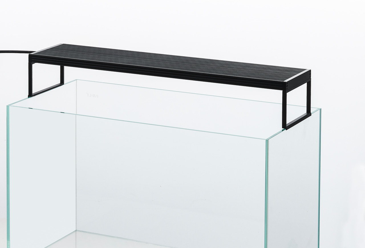 Chihiros WRGB II LED-Aquarienleuchte, ideal f. Pflanzenwachstum u. Farbintensität, schlank, schwarz, f. offene Glas-Aquarien.