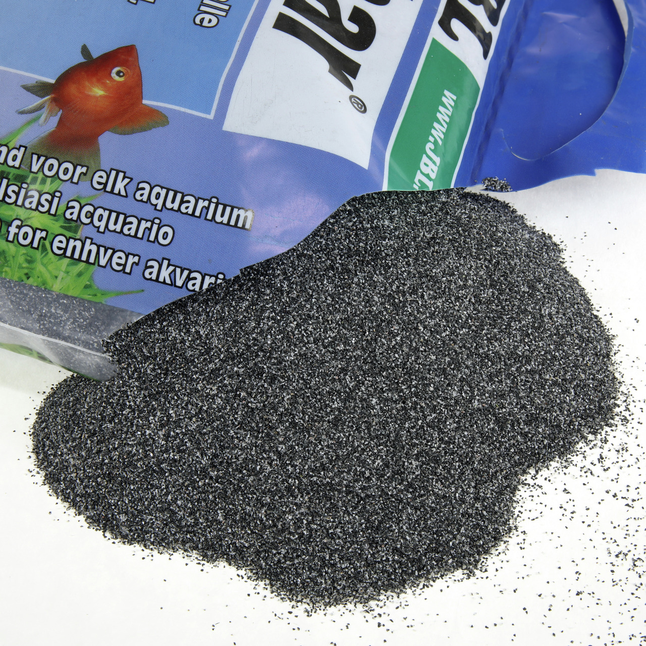 Das Bild zeigt das Produkt JBL Sansibar Black, ein schwarzer Aquarienbodengrund für Süß- und Meerwasseraquarien. Zielgruppe sind Aquarienbesitzer, die einen dekorativen und funktionalen Bodengrund suchen. Die Verpackung zeigt einen roten Fisch und enthält