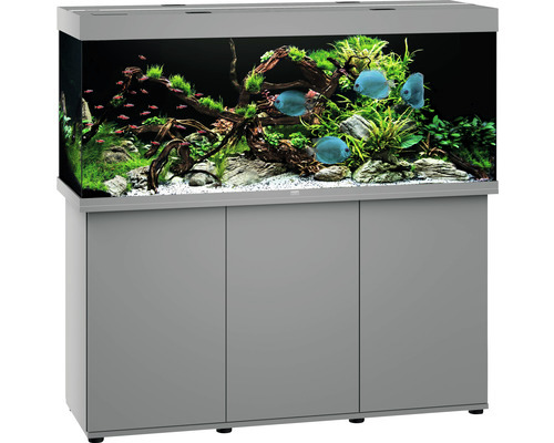 Ein modernes Aquarium-Set der Marke JUWEL, Modell Rio 350 LED, mit einem geräumigen Unterschrank in Grau. Das Aquarium zeigt eine üppige Unterwasserlandschaft mit Pflanzen, Wurzeln und verschiedenen Fischen, darunter Diskusfische. Ideal für Aquaristik-Ent