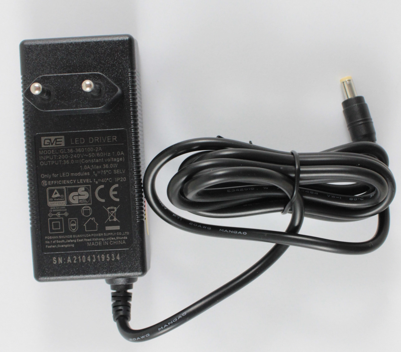 Das Bild zeigt ein schwarzes LED-Netzteil der Marke GVE, Modell GLG-36-360100-2A, mit einem Ausgang von 36,0 V und 1,0 A (max. 36,0 W). Es ist für LED-Module geeignet und hat die Schutzklasse IP20. Das Netzteil verfügt über ein fest verbundenes Kabel mit 