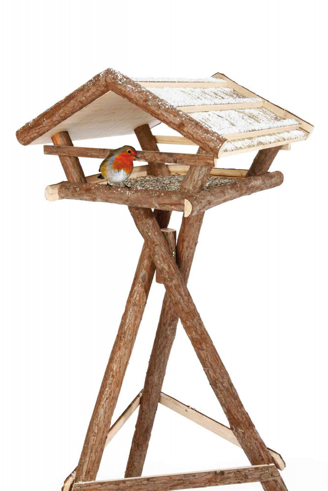 Das Bild zeigt ein TRIXIE-Vogelfutterhaus aus naturbelassenem Holz mit einem robusten Dreibein-Ständer. Es ist für Wildvögel wie Rotkehlchen geeignet und bietet eine überdachte Futterfläche, die vor Witterung schützt. Das Dach ist mit einer leichten Schne