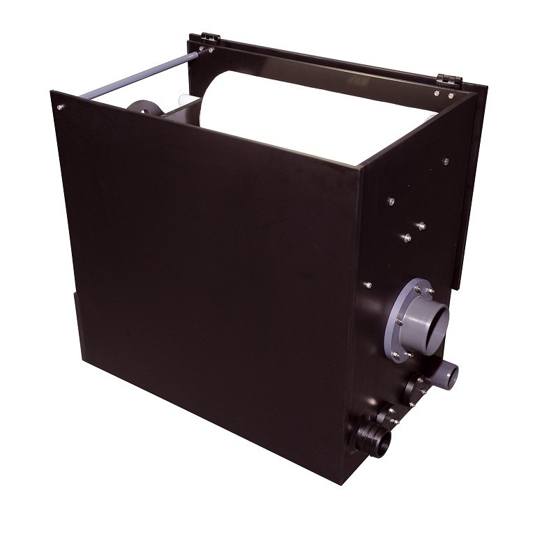Das Bild zeigt einen Genesis EVO³ Trommelfilter, ein hochwertiges Filtersystem für Teiche. Der schwarze Filterkasten besteht aus robustem Material und verfügt über mehrere Anschlüsse für Zu- und Ablauf. Das Gerät ist speziell für die Reinigung von Teichwa