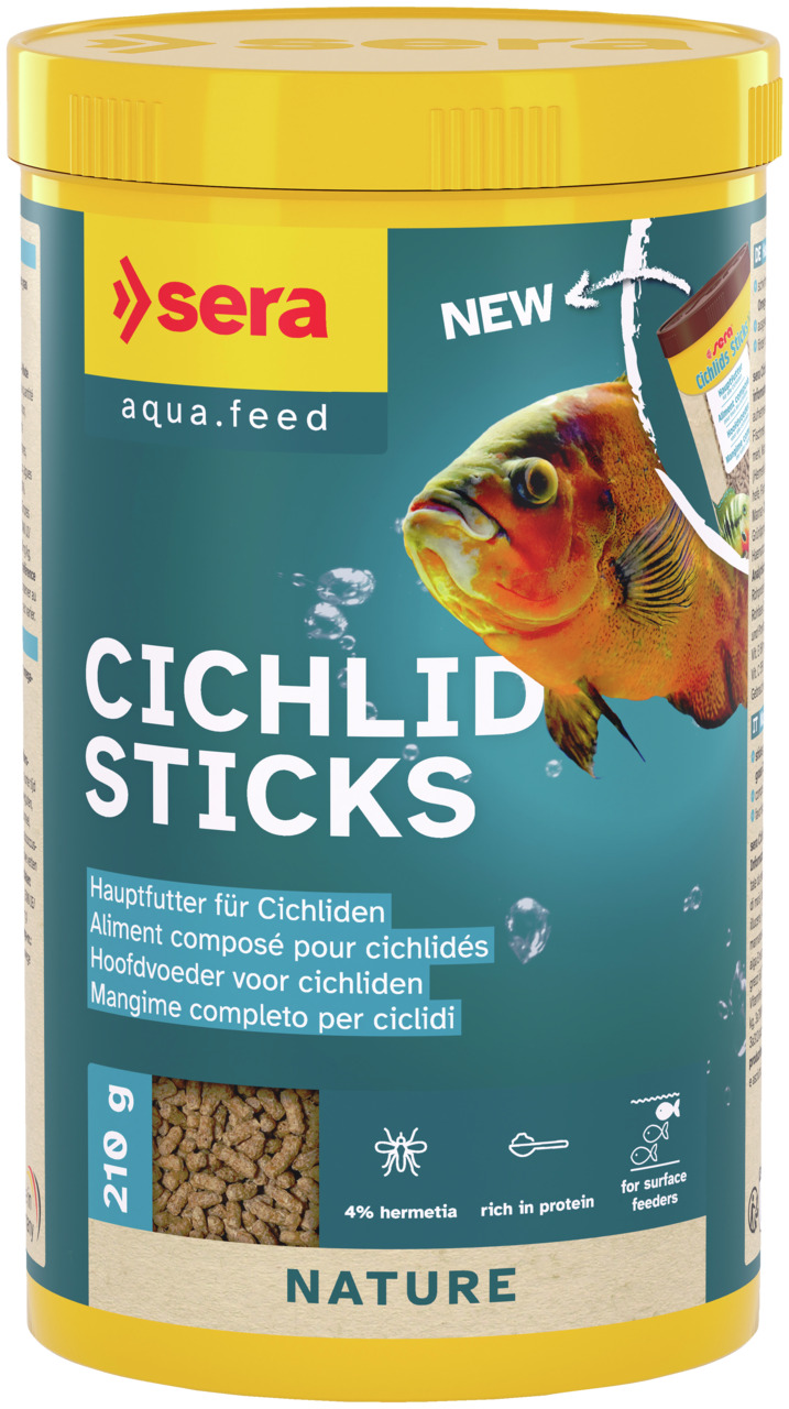 Das Bild zeigt eine gelbe Dose des Produkts „sera Cichlid Sticks Nature“, ein Hauptfutter für Cichliden. Die Zielgruppe sind Aquarienfische, speziell Cichliden. Die Geschmacksrichtung basiert auf 4 % Hermetia-Insekten. Die Dose enthält 210 g und ist reich