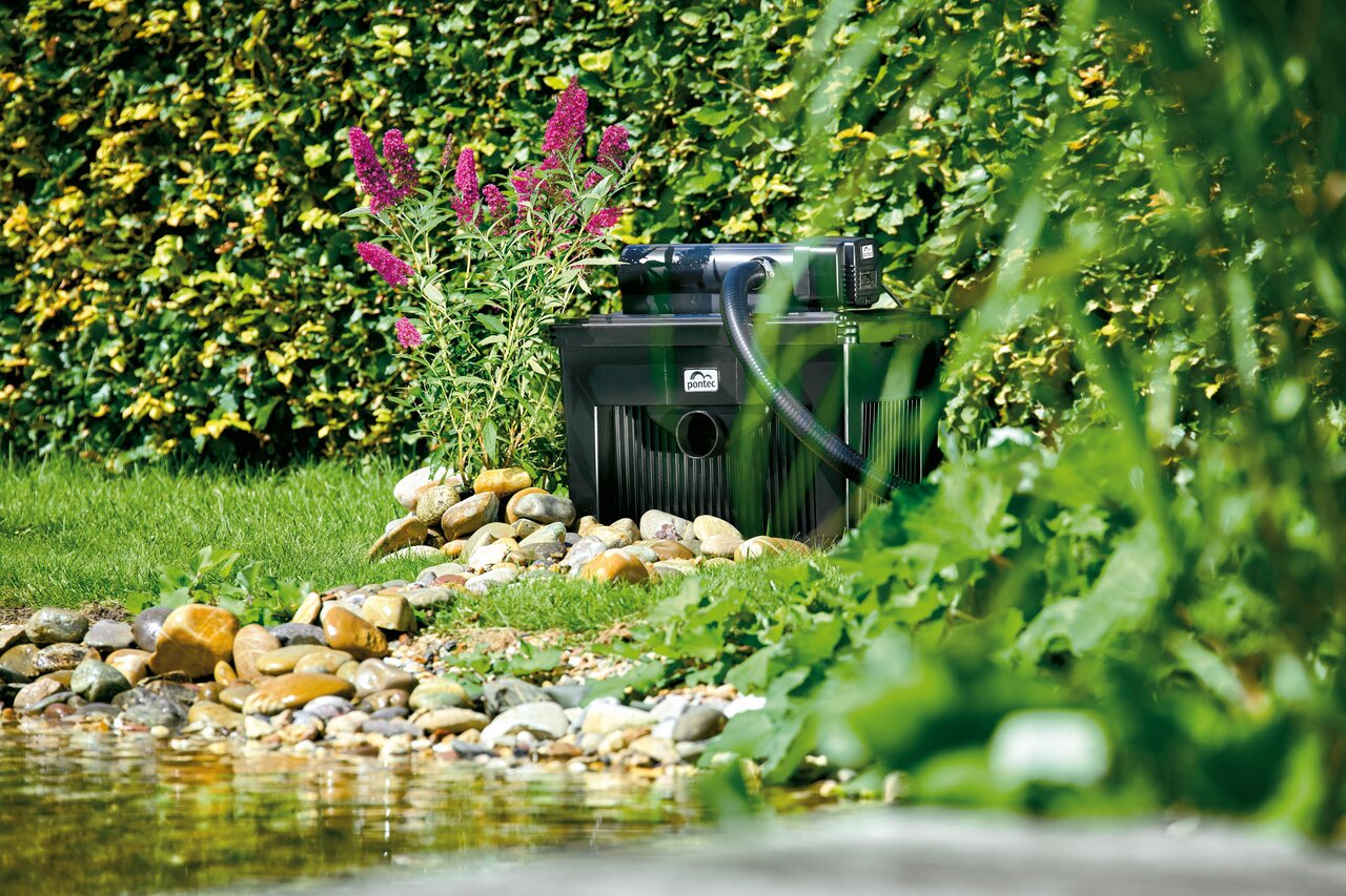 Pontec MultiClear Set 8000, Teichfilter-Set für Gartenteiche, kompakt, schwarz, mit Schlauch, ideal für klares Wasser.