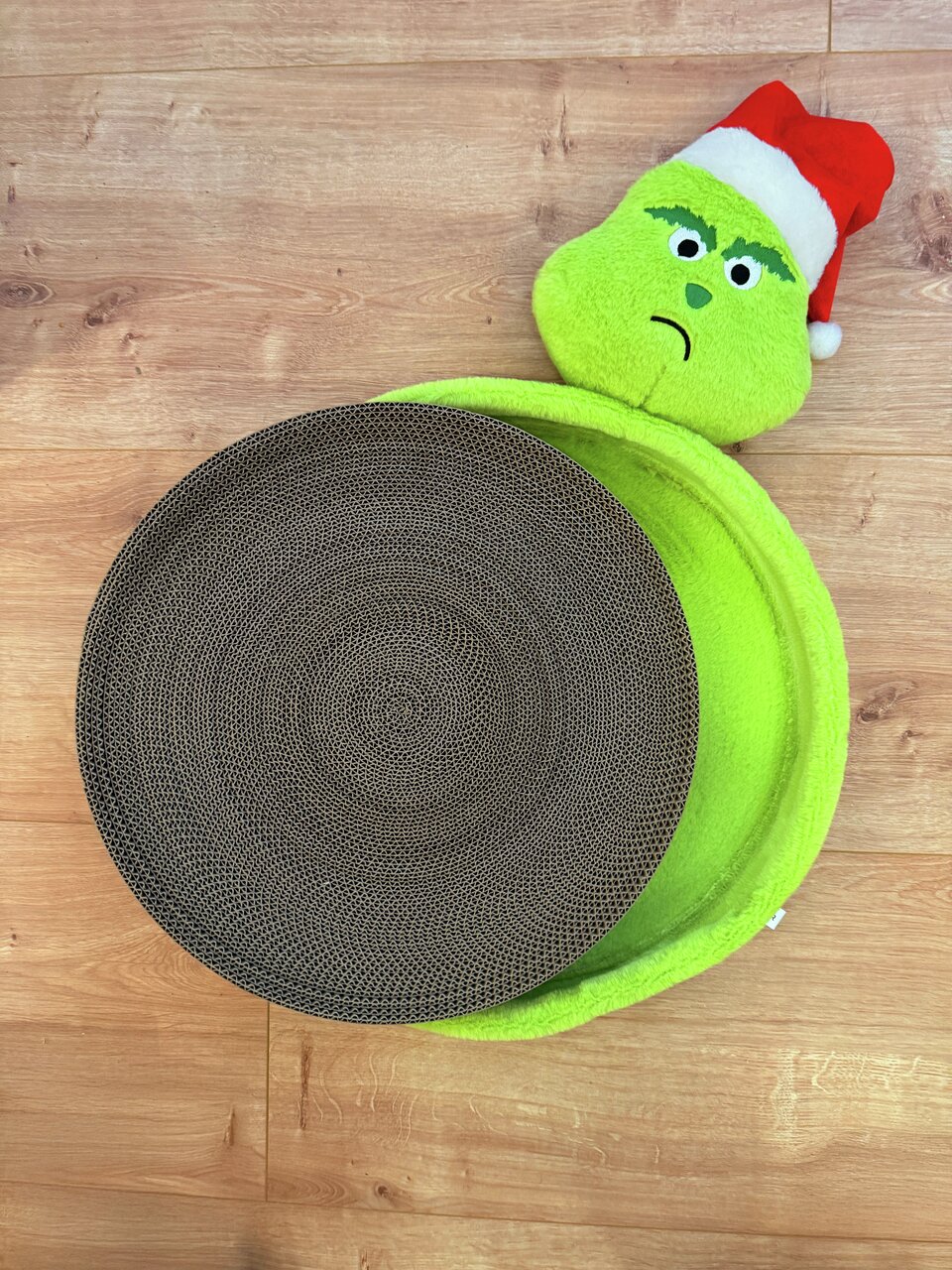 Kratzspielzeug für Katzen von Aumüller in Grinch-Optik mit grünem Plüsch und Pappkratzeinsatz, ideal zur Krallenpflege.