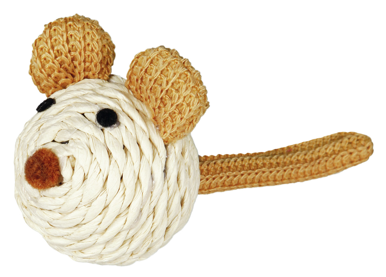 Das Bild zeigt das TRIXIE Katzenspielzeug in Form einer Maus, speziell für Katzen entwickelt. Die Maus besteht aus geflochtenem Naturmaterial in Weiß und Beige, mit gestrickten Ohren und einem langen Schwanz. Sie ist ideal für spielerische Aktivitäten und