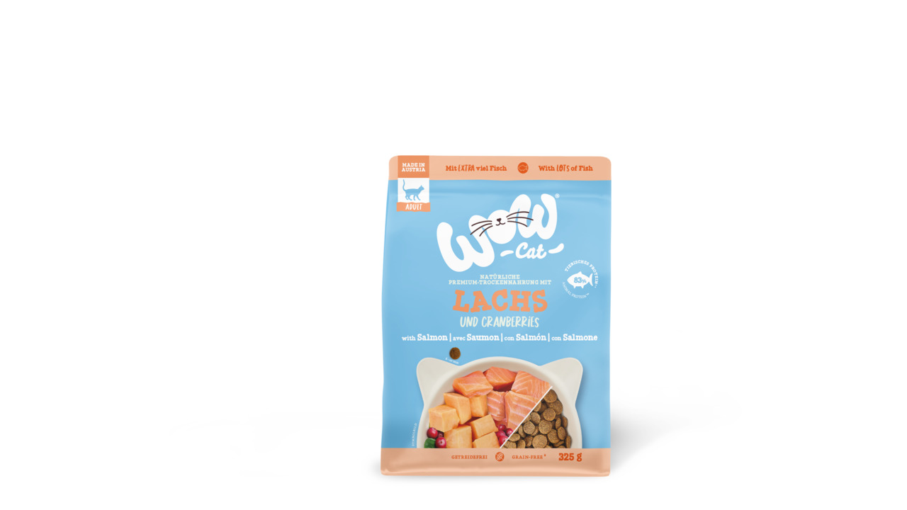 Das Bild zeigt eine Verpackung des Katzenfutters „WOW CAT Lachs und Cranberries“ der Marke WOW. Es handelt sich um ein Premium-Trockenfutter für ausgewachsene Katzen (Adult). Die Geschmacksrichtung ist Lachs mit Cranberries. Die Verpackung enthält 325 g u