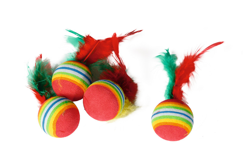 Karlie Spielbälle für Katzen, 4 Stk., Regenbogenstreifen, rote/grüne/gelbe Federn, fördern Spieltrieb & Aktivität, interaktives Spielen.