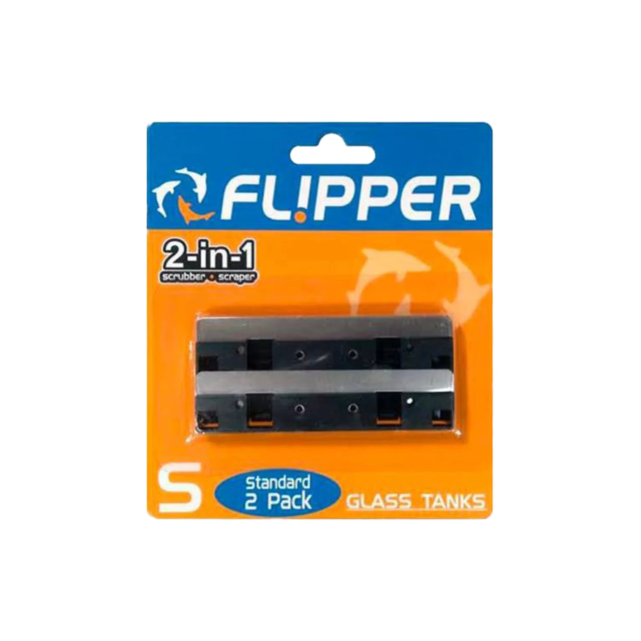 Das Bild zeigt die Verpackung des Produkts „Flipper 2-in-1 Scrubber + Scraper“ in der Größe S. Es handelt sich um ein Reinigungszubehör für Aquarien, speziell für Glastanks. Die Verpackung enthält zwei Ersatzklingen im Standard-2er-Pack. Die Marke „Flippe