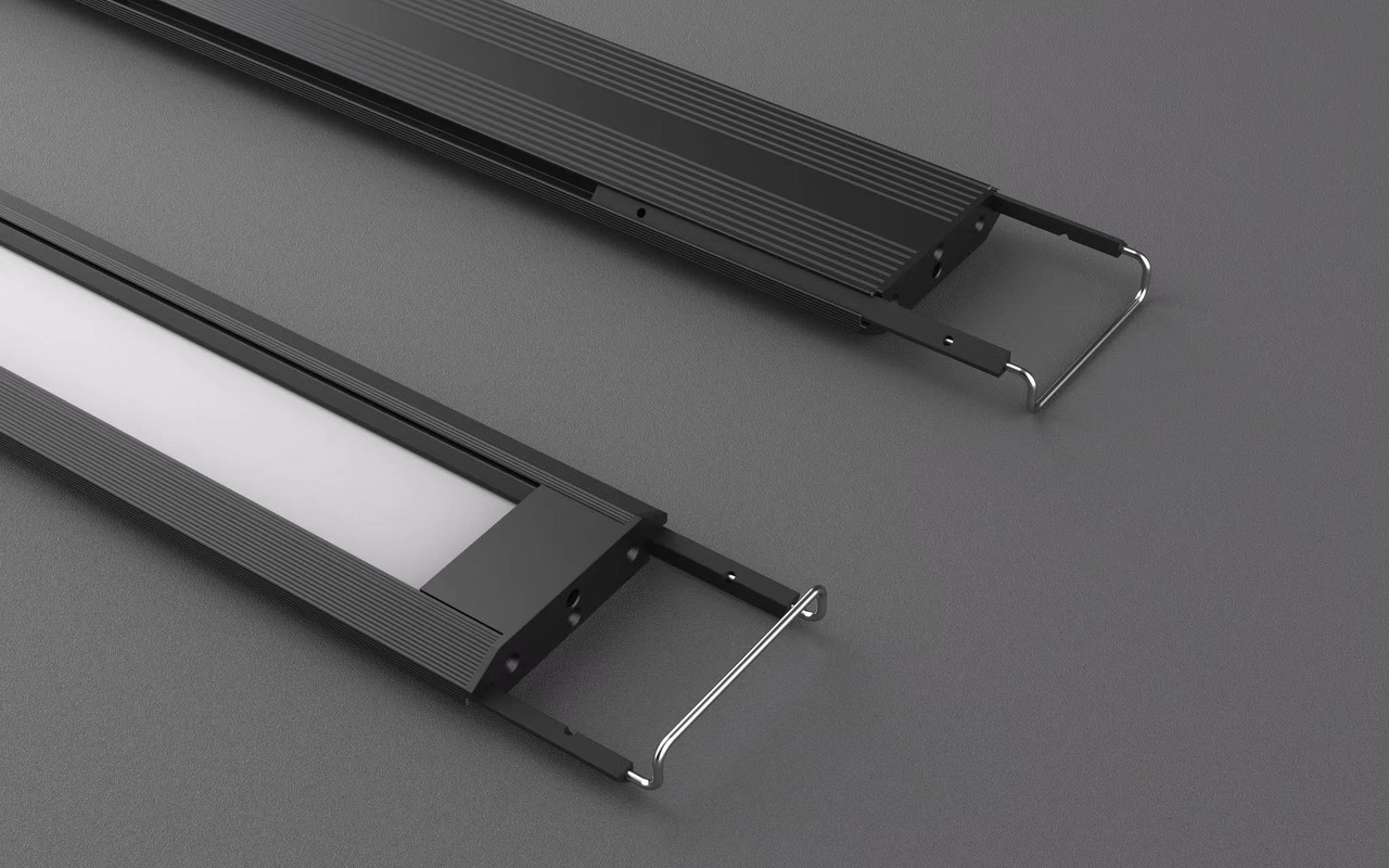 Chihiros WRGB II LED-Lampen, ideal f. Süßwasseraquarien, fördern Pflanzenwachstum, modernes Design, Aluminium, verstellbar.