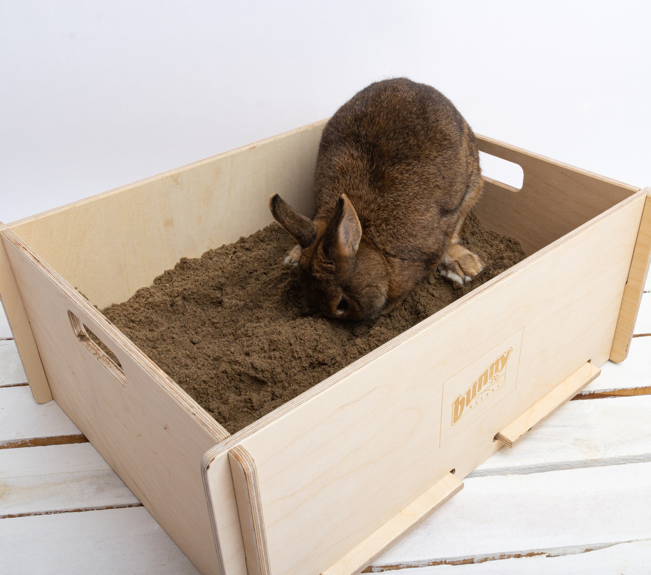 Bunny Nature Buddelkiste für Kaninchen, fördert Buddelverhalten, robuste Holzbox mit Logo, ausreichend Platz.