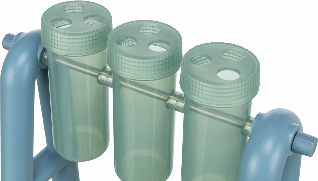 TRIXIE Dog Activity Turn Around, interaktives Spielzeug für Hunde, grüne Behälter, blaue Halterung, fördert Geschicklichkeit, geistige Auslastung.