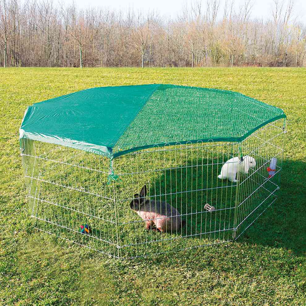 Das Bild zeigt das Freigehege „TRIXIE Freilaufgehege mit Netz“ für Kleintiere wie Kaninchen und Meerschweinchen. Es besteht aus einem sechseckigen Metallgitter mit grünem Schutznetz, das Schatten spendet und vor Raubvögeln schützt. Zwei Kaninchen befinden