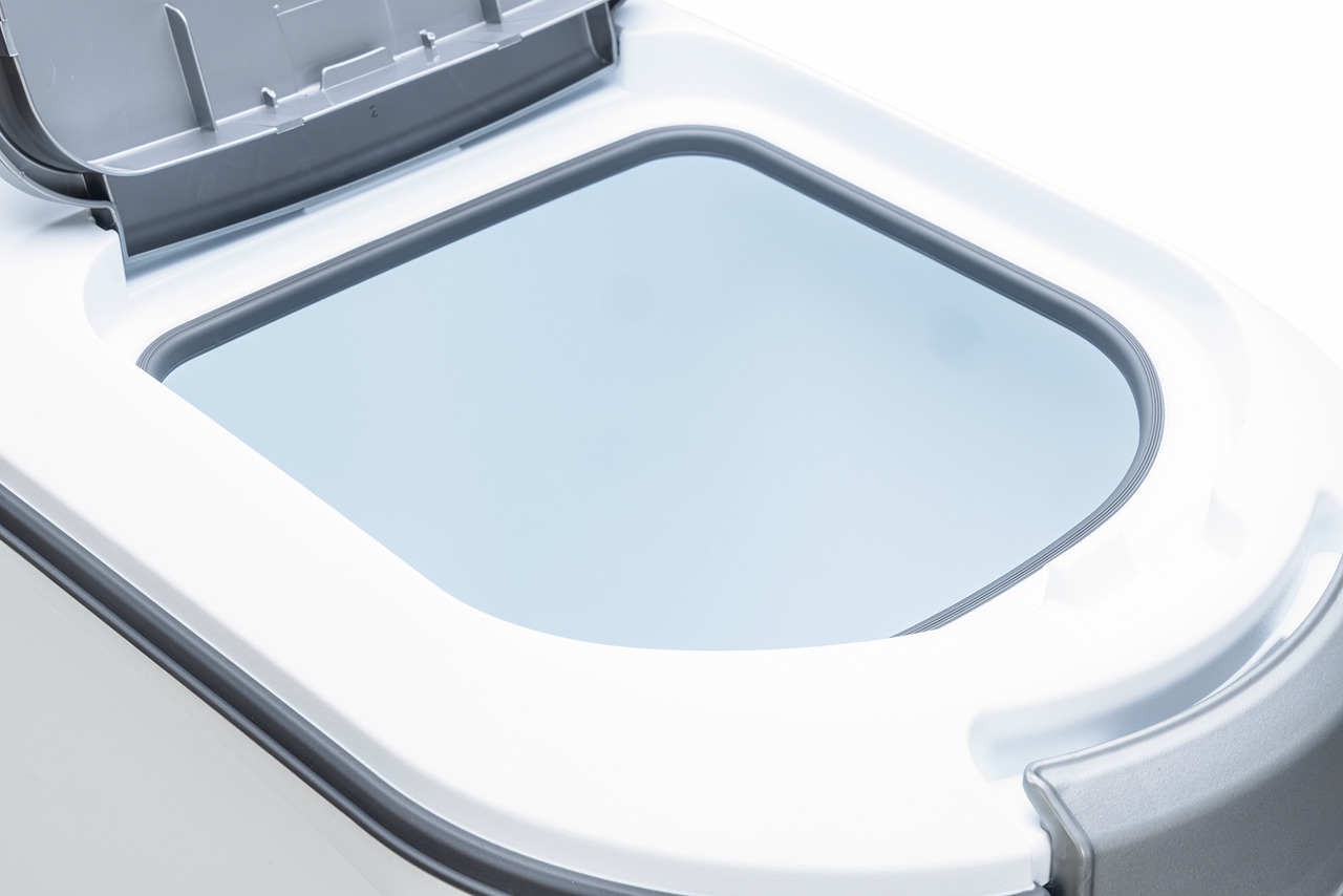 Curver Petlife Futterbehälter, weiß-grau, für Tierfutter, Klappdeckel mit Dichtung, hygienisch, ideal für Haustierbesitzer.