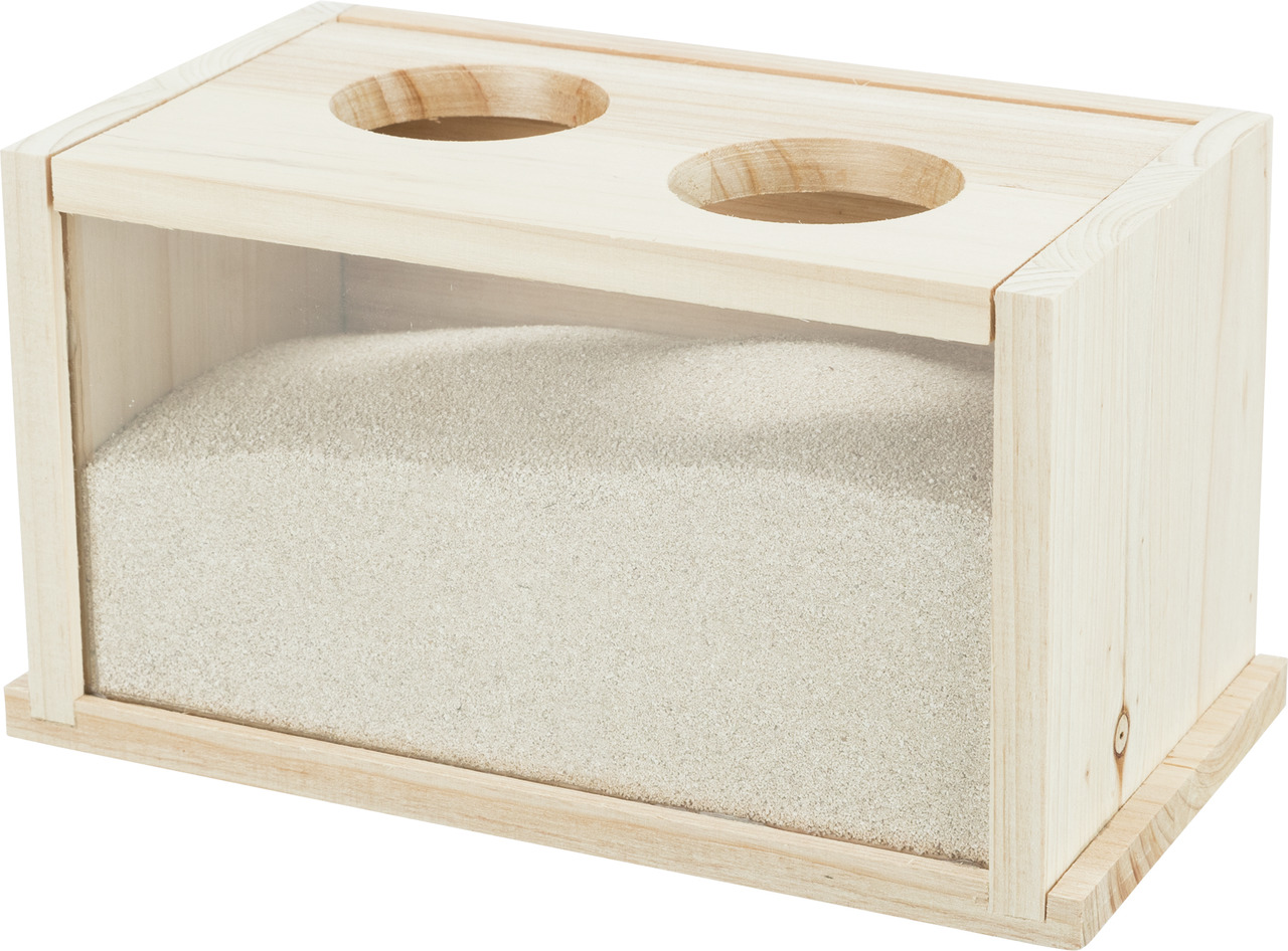 Holz-Sandbad von TRIXIE für Kleintiere wie Hamster oder Gerbils. Das rechteckige Sandbad besteht aus unbehandeltem Holz mit zwei runden Öffnungen im Deckel und einer transparenten Front, die den feinen Sand sichtbar macht. Ideal für die Fellpflege und zum