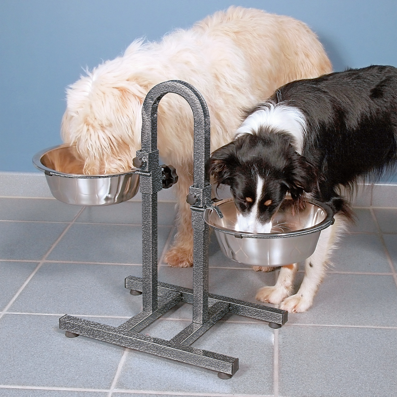 TRIXIE höhenverst. Doppelnapfständer, für Hunde aller Größen, Edelstahl, ergonomisch, leicht zu reinigen, inkl. 2 Näpfe.