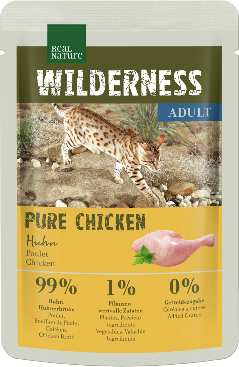 Das Bild zeigt eine Verpackung des Katzenfutters „REAL NATURE WILDERNESS PURE CHICKEN“ für erwachsene Katzen. Die Geschmacksrichtung ist Huhn, bestehend aus 99 % Huhn und Hühnerbrühe, 1 % pflanzlichen Zutaten und 0 % Getreidezusätzen. Die Verpackung hebt 