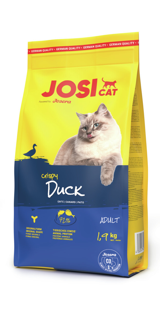 Das Bild zeigt eine gelb-blaue Verpackung des Katzenfutters „JosiCat Crispy Duck“ der Marke Josera. Es ist für ausgewachsene Katzen (Adult) geeignet und enthält Entengeschmack. Die Verpackung hat ein Gewicht von 1,9 kg. Hervorgehoben wird ein hoher Anteil