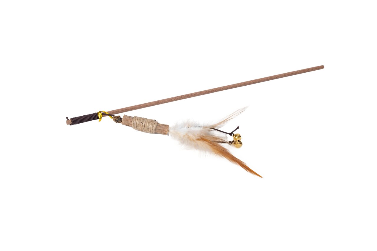 Quapas Katzenspielzeug: Holzstange mit Griff, Schnur, Federn (weiß/braun), Glocke. Fördert Bewegung & Spieltrieb.