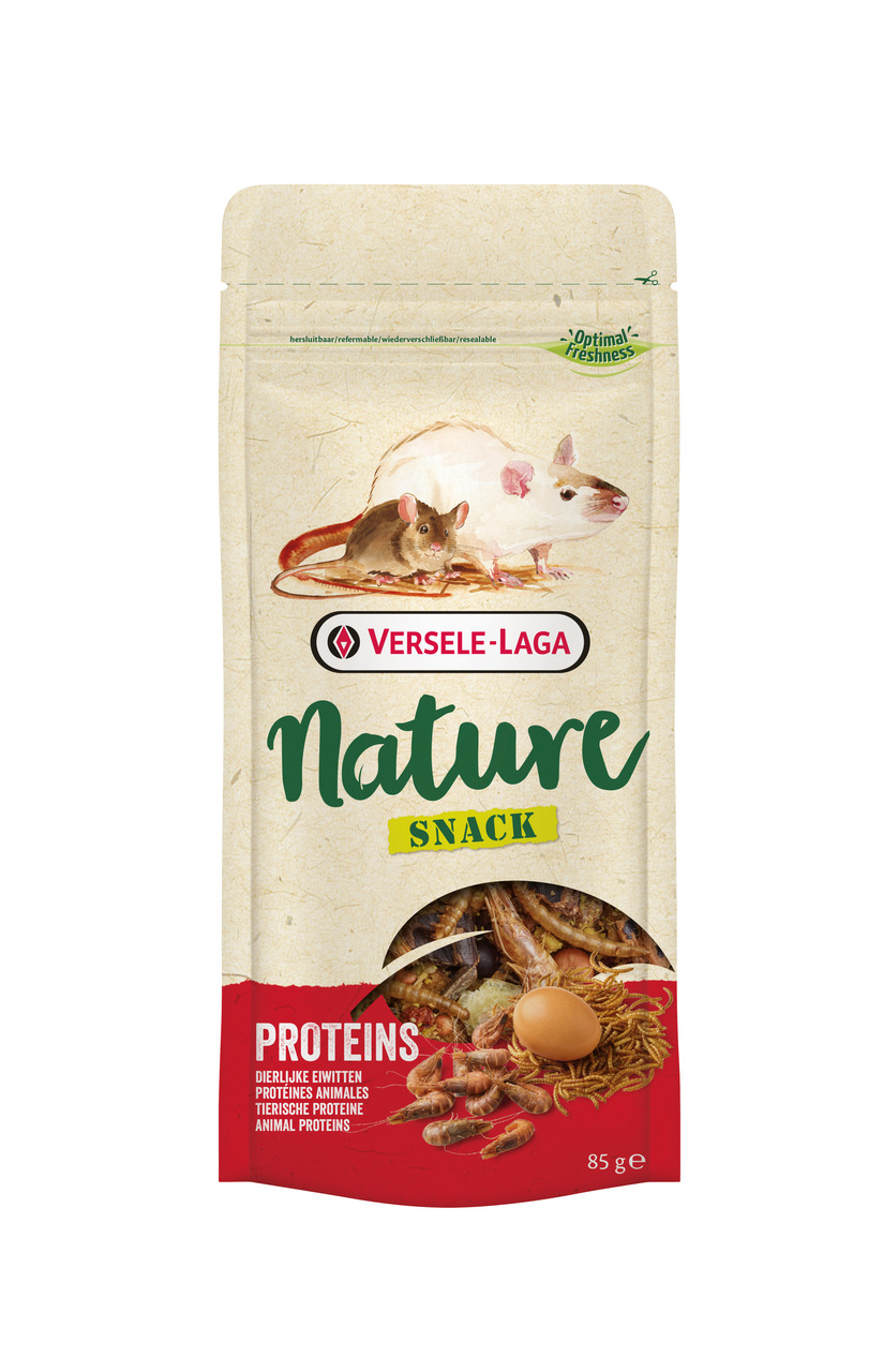 Das Bild zeigt eine Verpackung des Produkts „Versele-Laga Nature Snack Proteins“ mit einem Gewicht von 85 g. Es handelt sich um einen Snack für Kleintiere wie Mäuse und Ratten. Die Verpackung hebt tierische Proteine hervor, darunter Garnelen, Mehlwürmer u