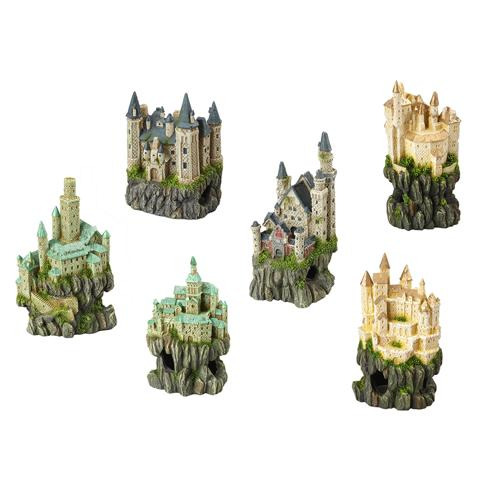 Auf dem Bild sind sechs detailreiche Miniatur-Schlossdekorationen der Marke AQUA DELLA zu sehen, die für Aquarien geeignet sind. Die Burgen sind in verschiedenen Farben und Designs gestaltet und stehen auf felsigen Sockeln. Sie dienen als dekorative Eleme