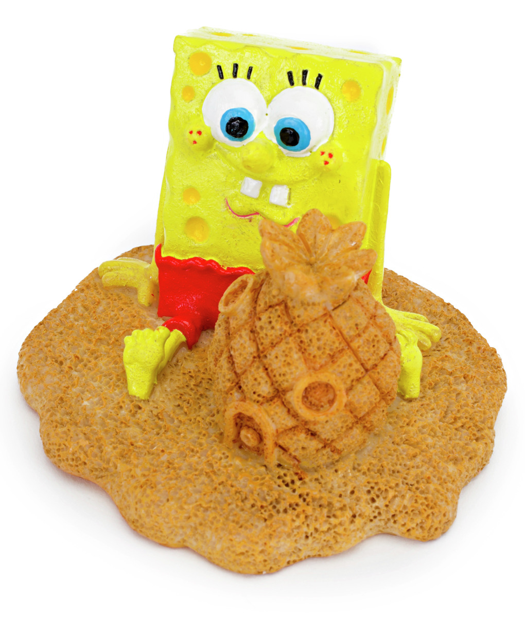 Das Bild zeigt eine farbenfrohe Aquarium-Dekoration der Marke Penn-Plax, die SpongeBob Schwammkopf darstellt. SpongeBob sitzt auf einem sandfarbenen Untergrund neben einer detailreichen Ananas, die sein Zuhause symbolisiert. Diese Dekoration ist ideal für