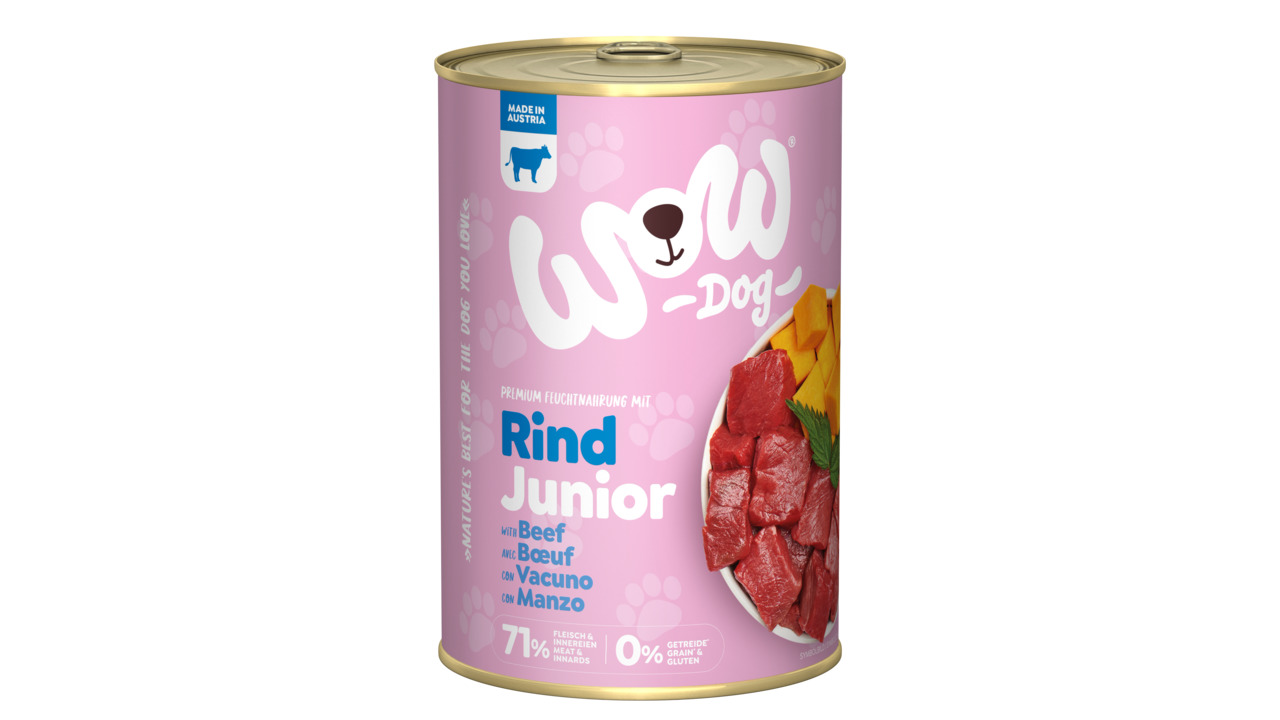 Das Bild zeigt eine rosa Dose des Hundefutters „WOW DOG Rind Junior“, geeignet für junge Hunde. Die Geschmacksrichtung ist Rind, und die Rezeptur enthält 71 % Fleisch und Innereien. Es ist getreide- und glutenfrei. Die Dose trägt das Label „Made in Austri