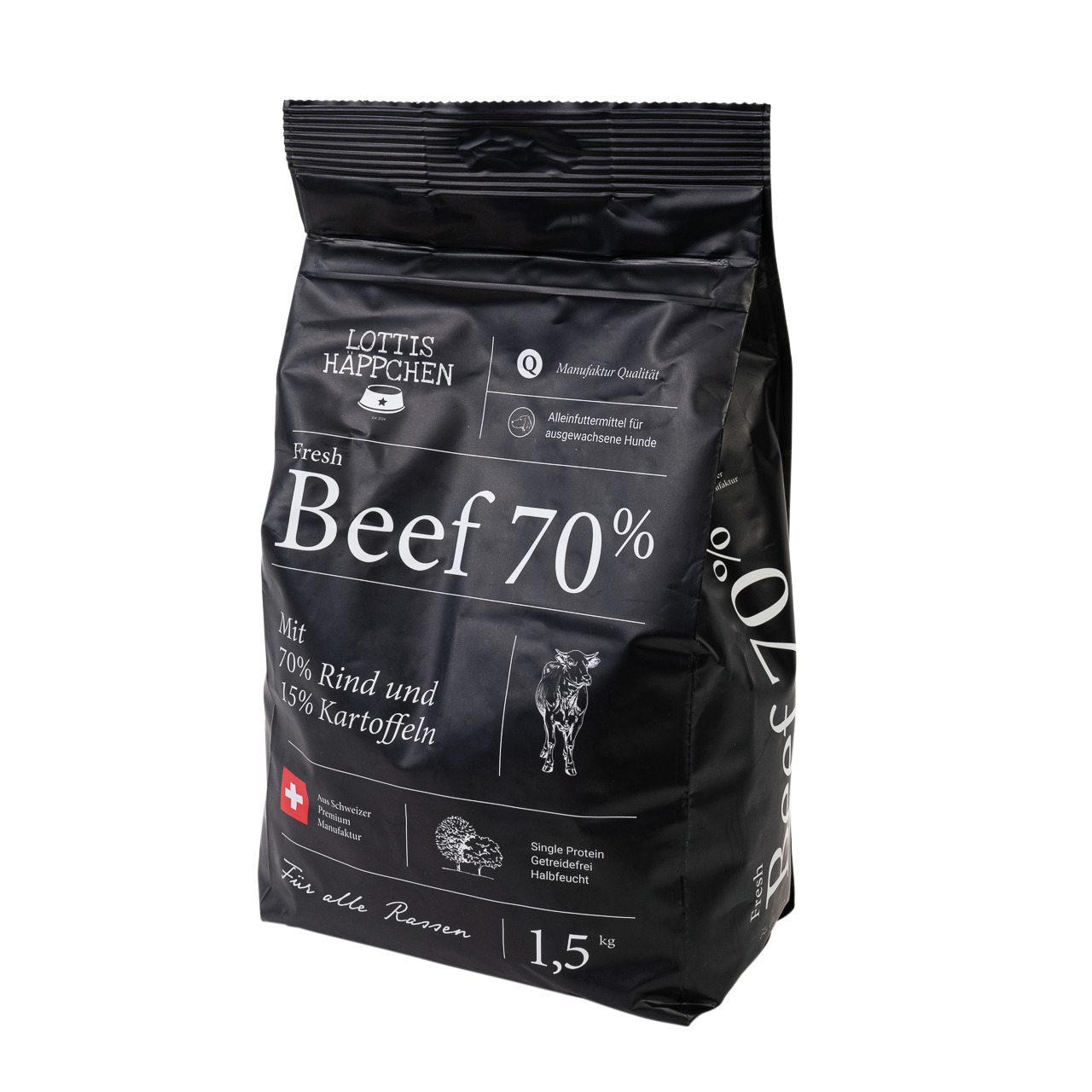 Das Bild zeigt eine schwarze Verpackung des Hundefutters „Lottis Häppchen Fresh Beef 70%“. Es handelt sich um ein Alleinfuttermittel für ausgewachsene Hunde. Die Rezeptur enthält 70 % Rind und 15 % Kartoffeln, ist getreidefrei und halbfeucht. Die Packung 