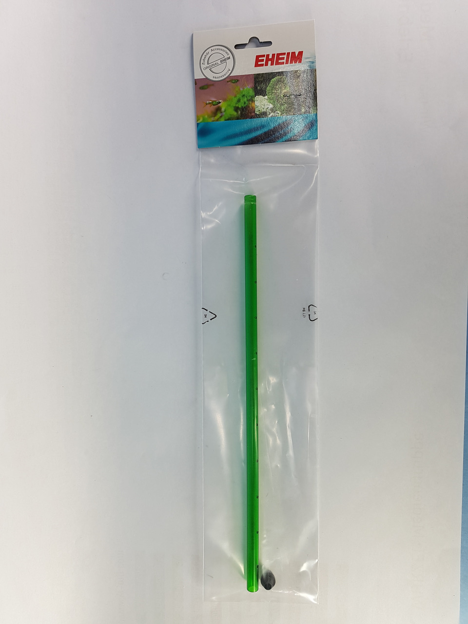 Das Bild zeigt ein Produkt der Marke EHEIM, speziell ein grünes Ansaugrohr für Aquarienfilter. Es richtet sich an Aquarienbesitzer und dient der Wasserzirkulation. Das Produkt ist in einer transparenten Kunststoffverpackung mit Markenlogo und einer Abbild