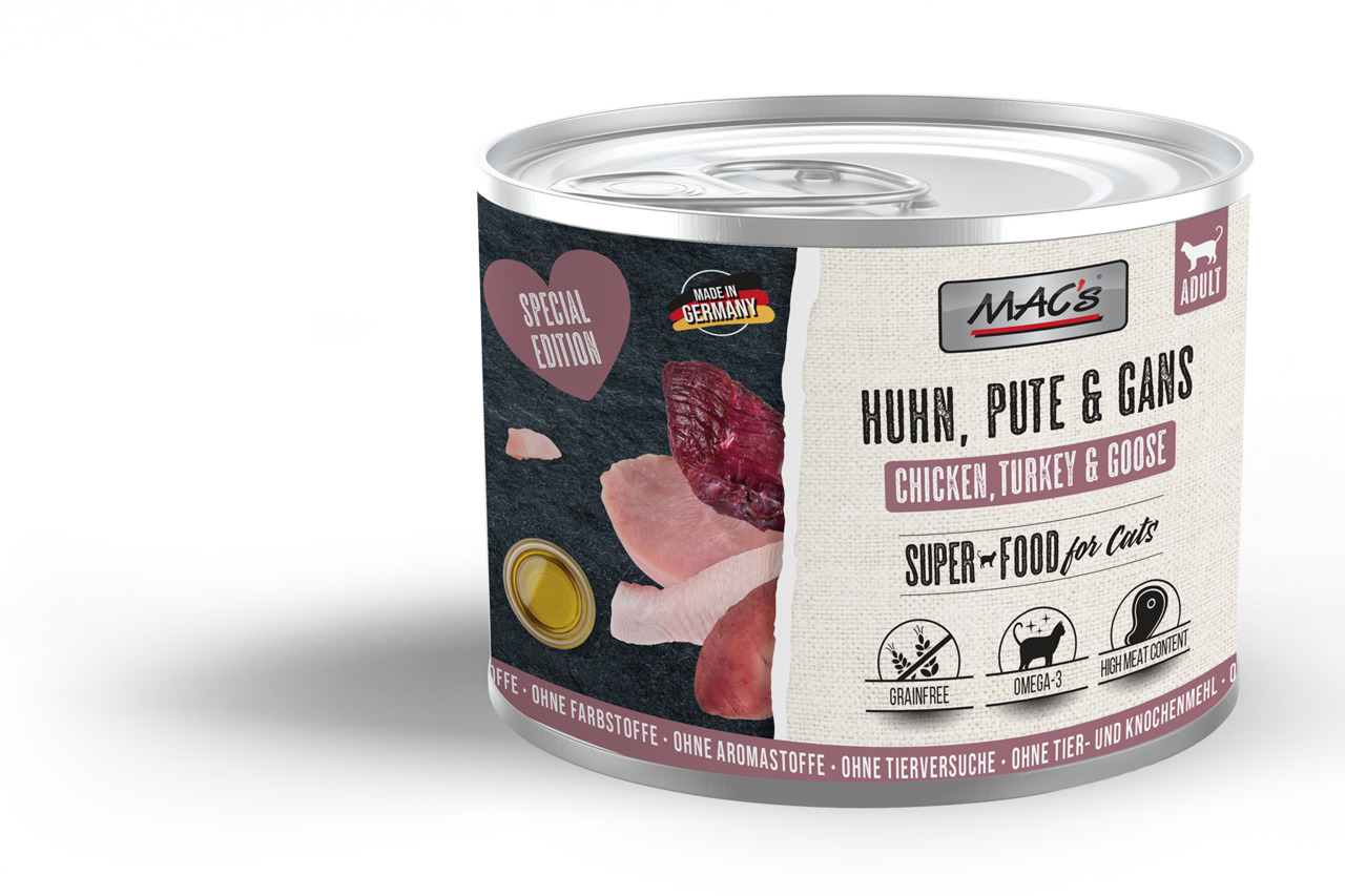 Das Bild zeigt eine Dose Katzenfutter der Marke MAC's in der Geschmacksrichtung Huhn, Pute und Gans. Es handelt sich um eine Special Edition für erwachsene Katzen. Die Dose enthält 400 g und ist getreidefrei, reich an Omega-3 und hat einen hohen Fleischan